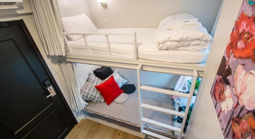 Chamberlain Hostel *